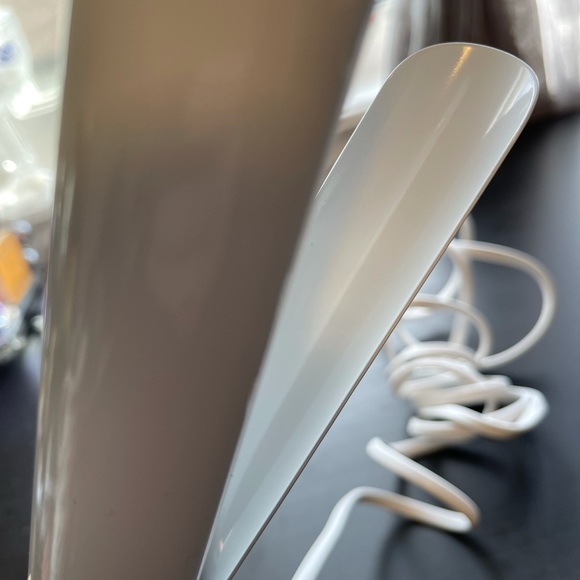 T3 Single Pass Curl 1.25” Professional Ceramic Curling Iron - Picture 3 of 3